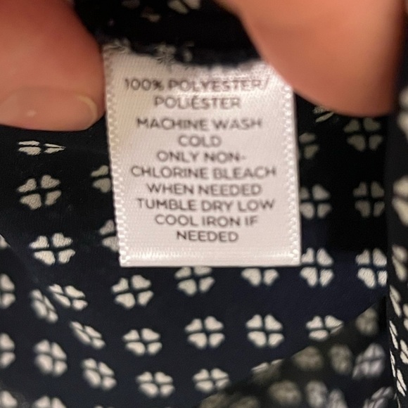 2/$30 Loft - Navy & White Sleeveless Patterned Blouse Top - Picture 8 of 8